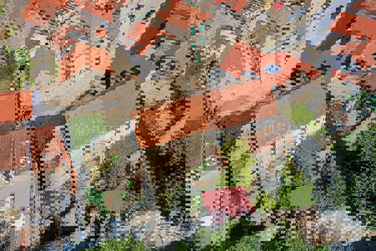 Casa in pietra sul mare nel centro di Vrboska