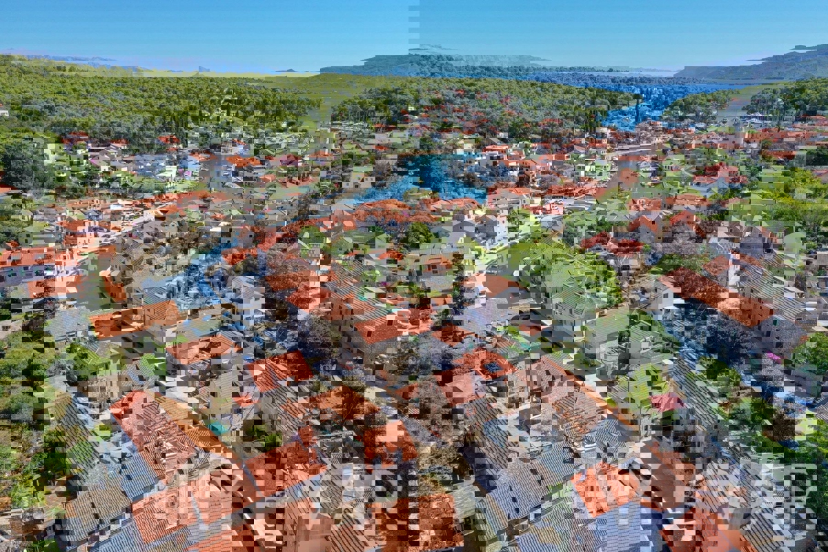 Casa in pietra sul mare nel centro di Vrboska