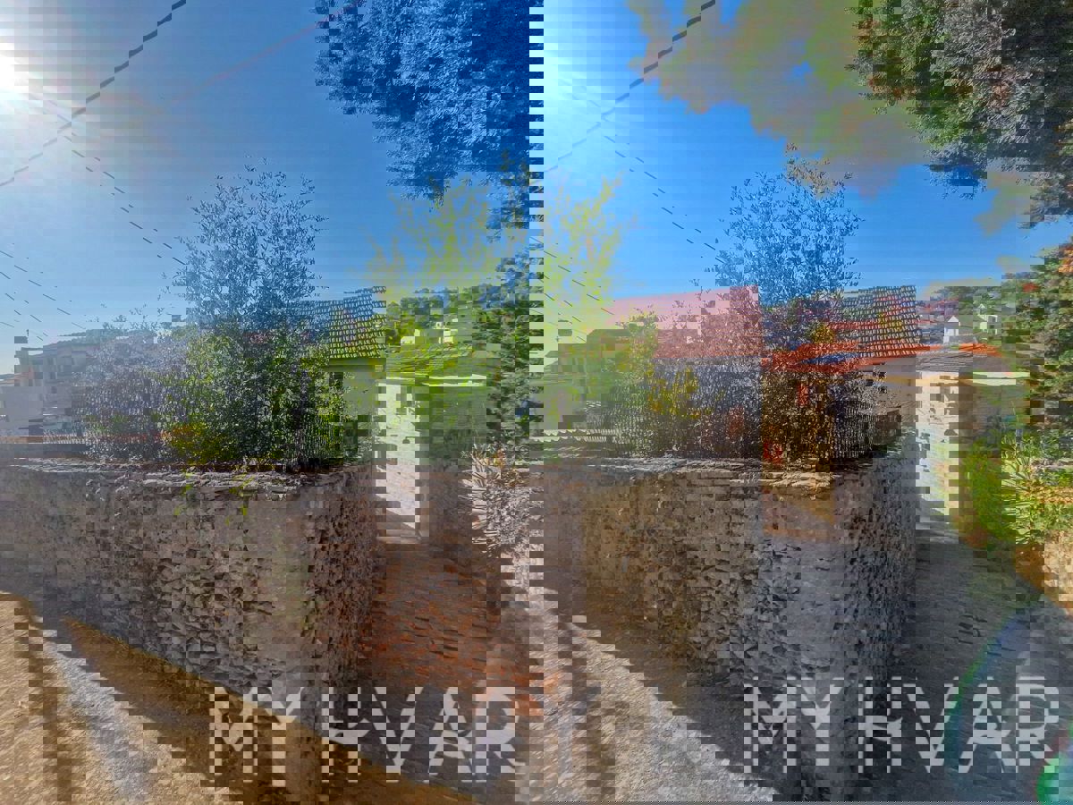 Casa in pietra sul mare nel centro di Vrboska