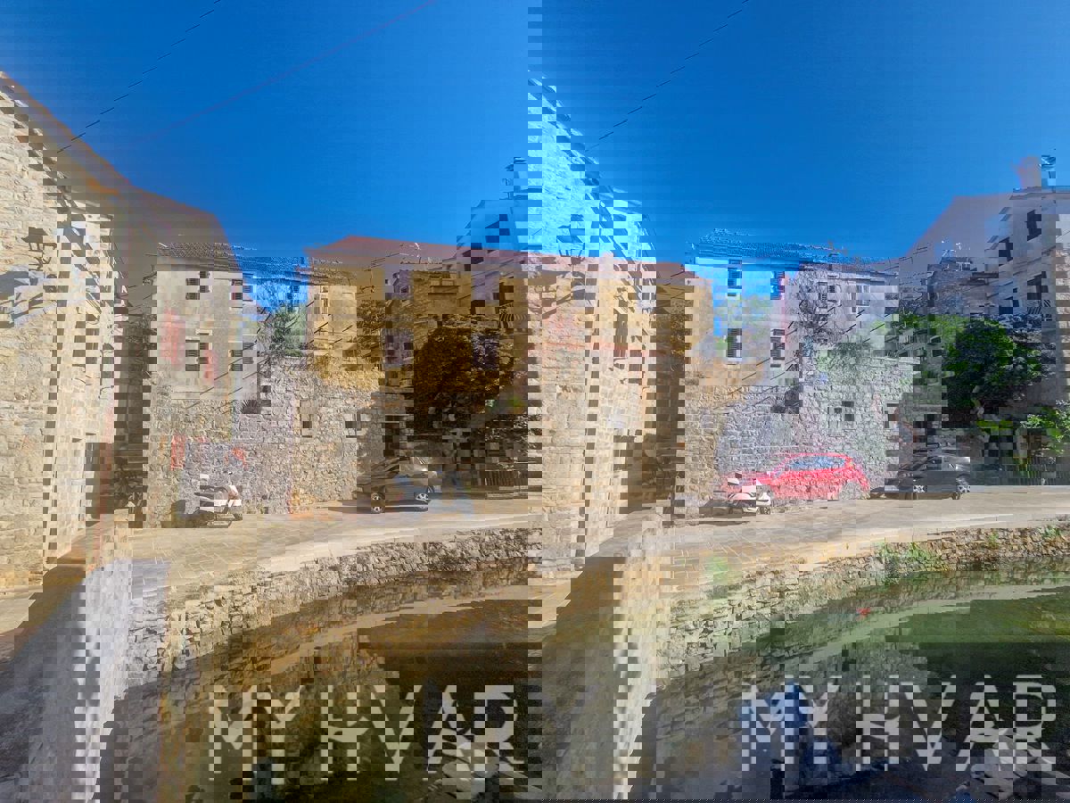 Casa in pietra sul mare nel centro di Vrboska