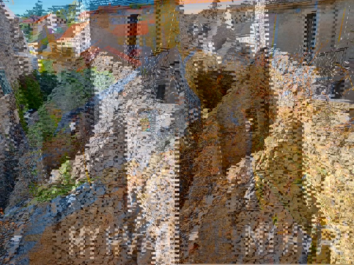 Casa in pietra sul mare nel centro di Vrboska