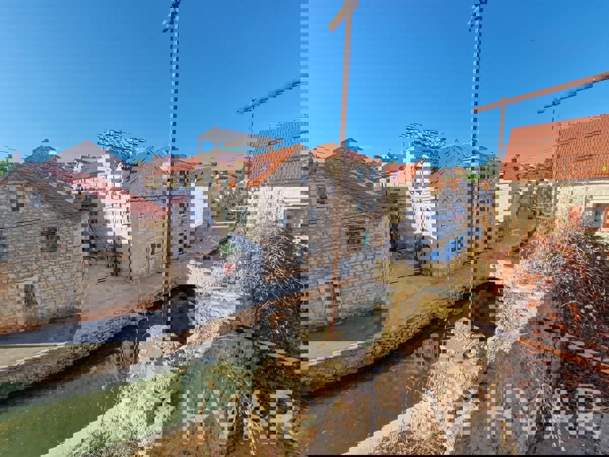 Casa in pietra sul mare nel centro di Vrboska