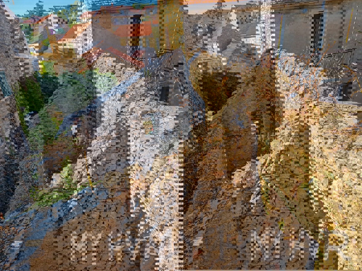 Casa in pietra sul mare nel centro di Vrboska