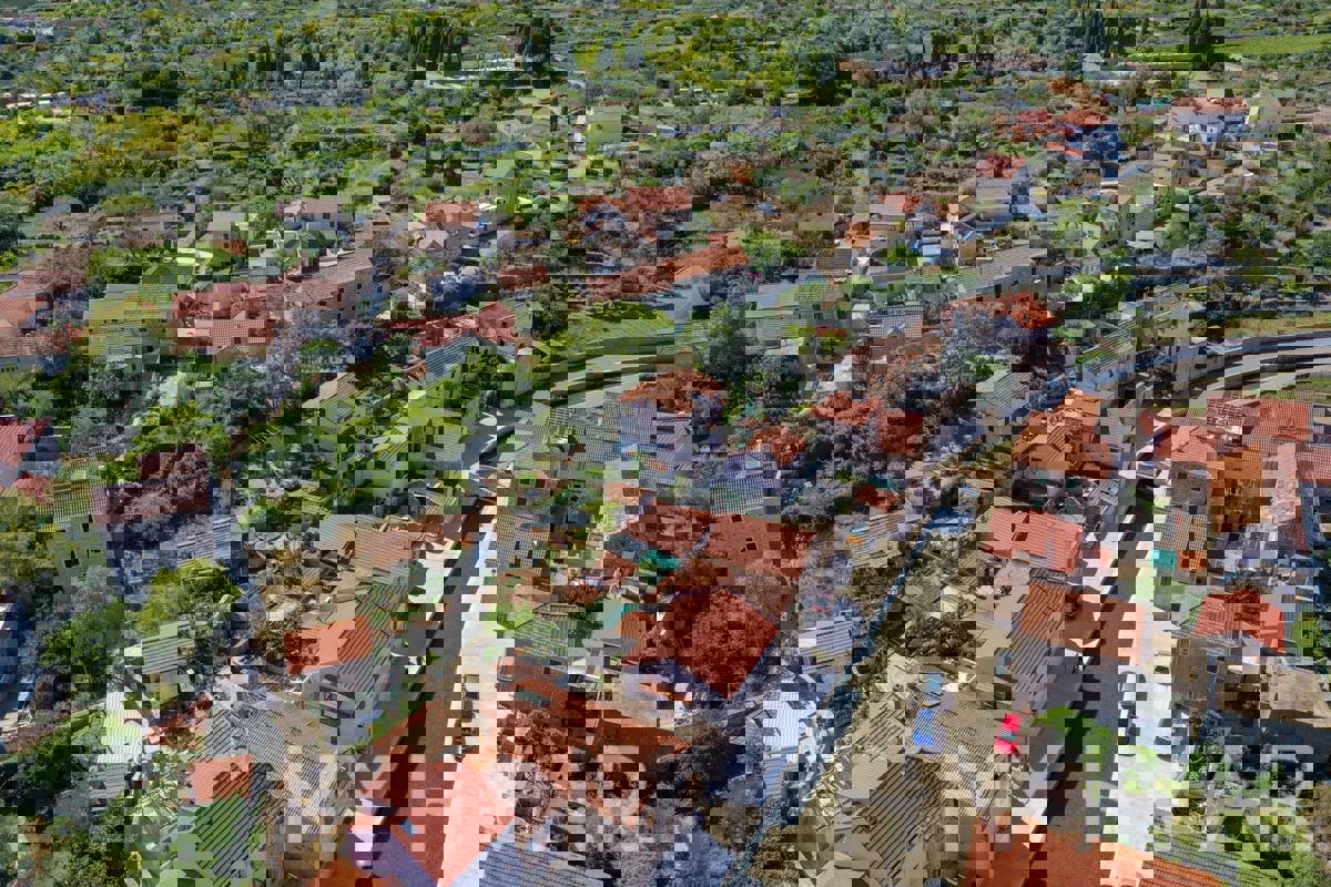 Casa in pietra sul mare nel centro di Vrboska