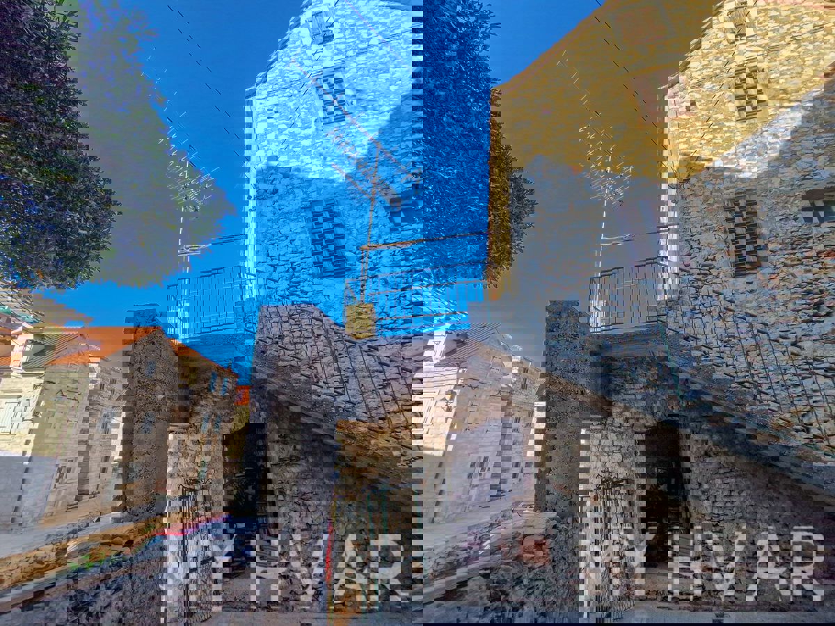 Casa in pietra sul mare nel centro di Vrboska