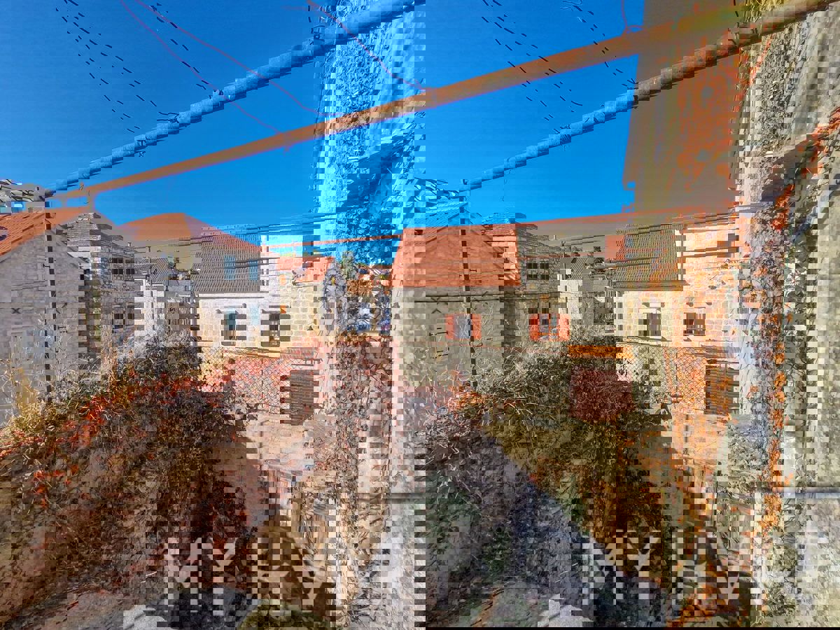 Casa in pietra sul mare nel centro di Vrboska