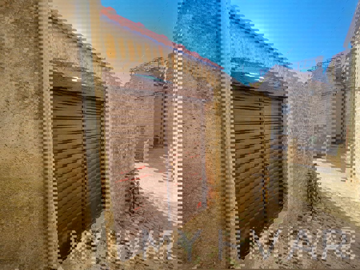 Casa in pietra sul mare nel centro di Vrboska