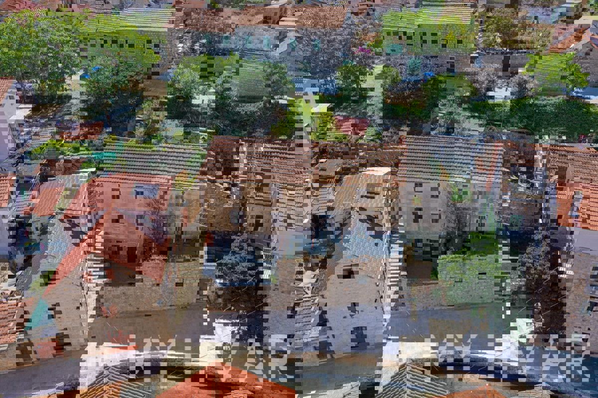 Casa in pietra sul mare nel centro di Vrboska