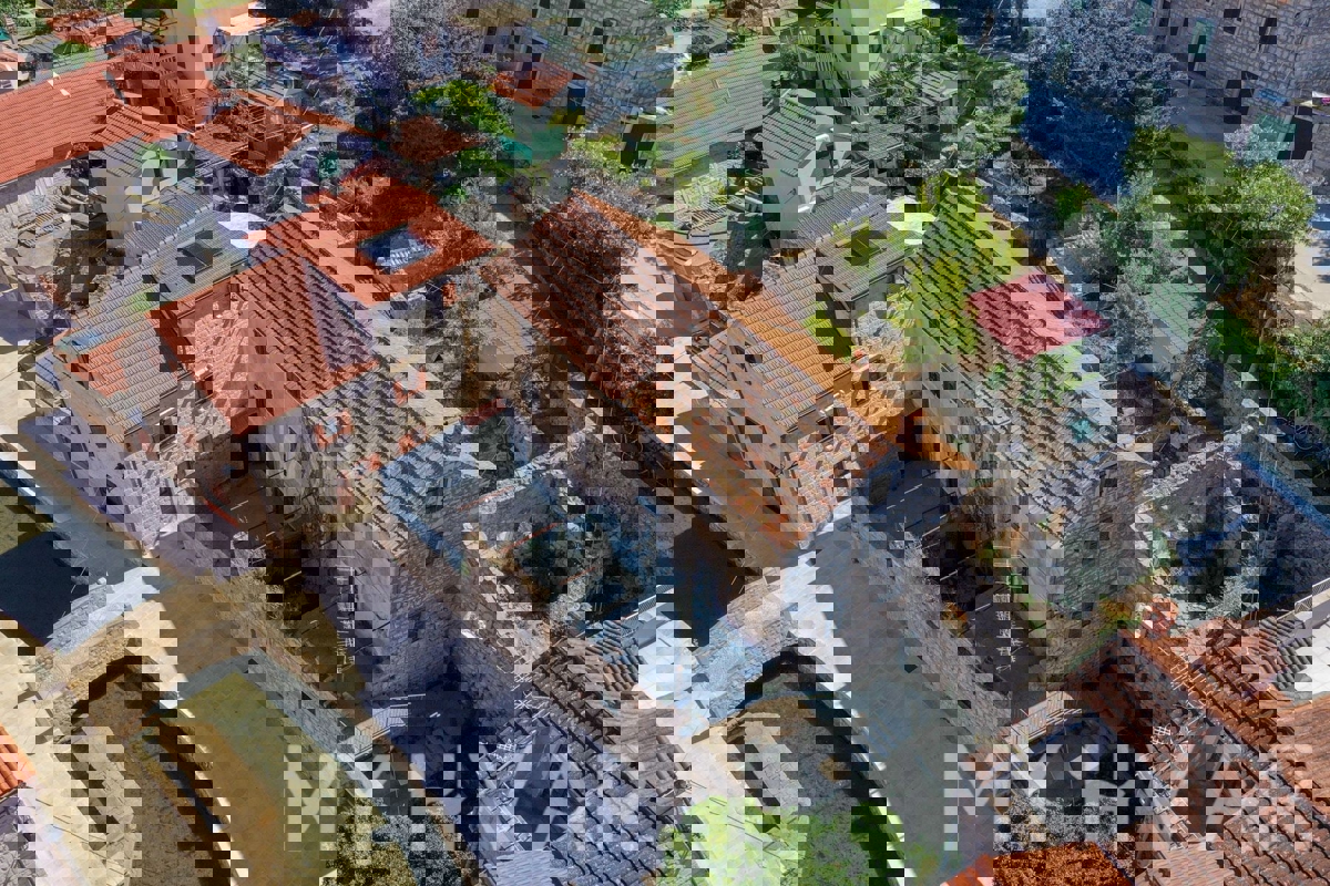 Casa in pietra sul mare nel centro di Vrboska