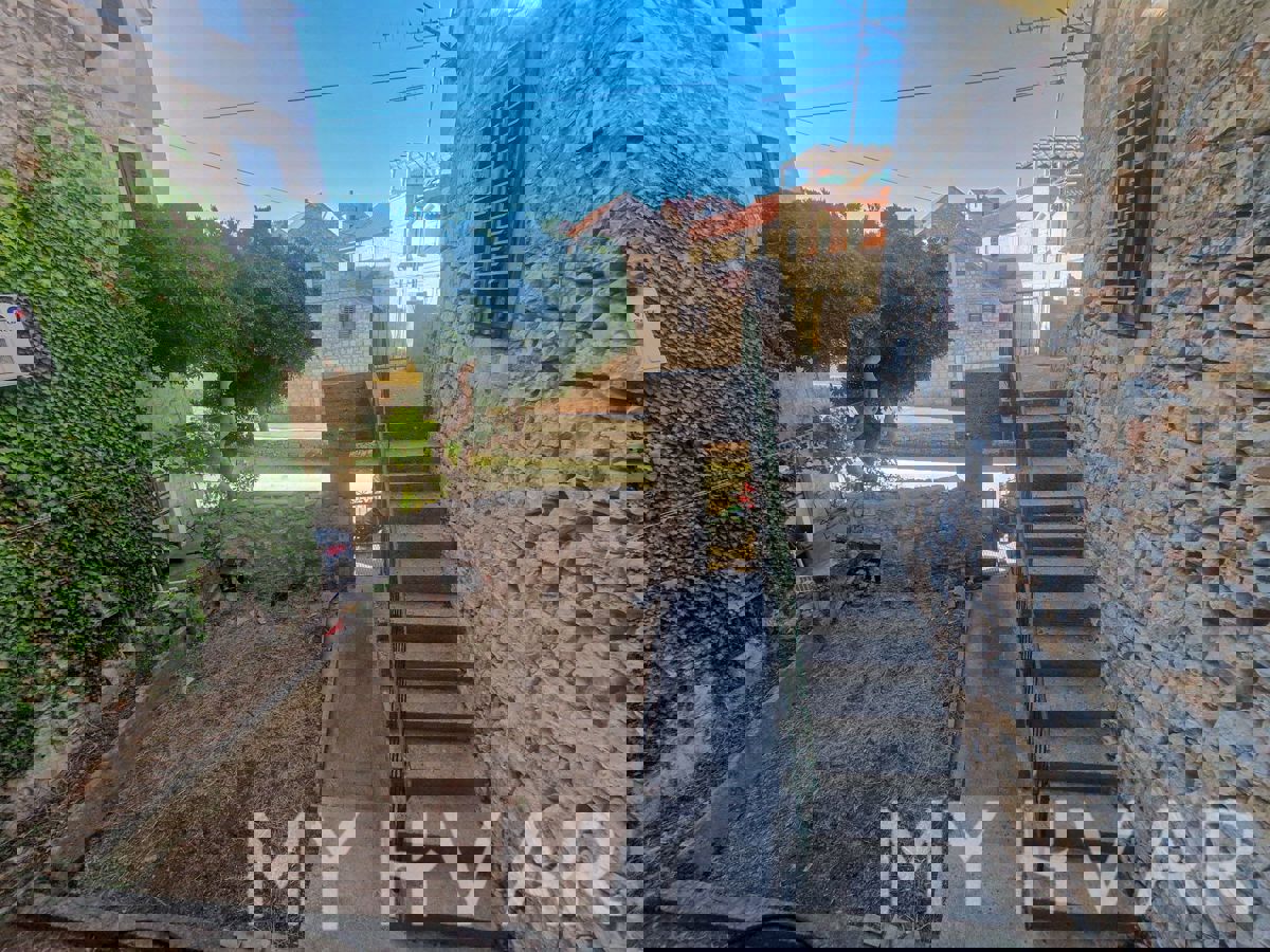 Casa in pietra sul mare nel centro di Vrboska