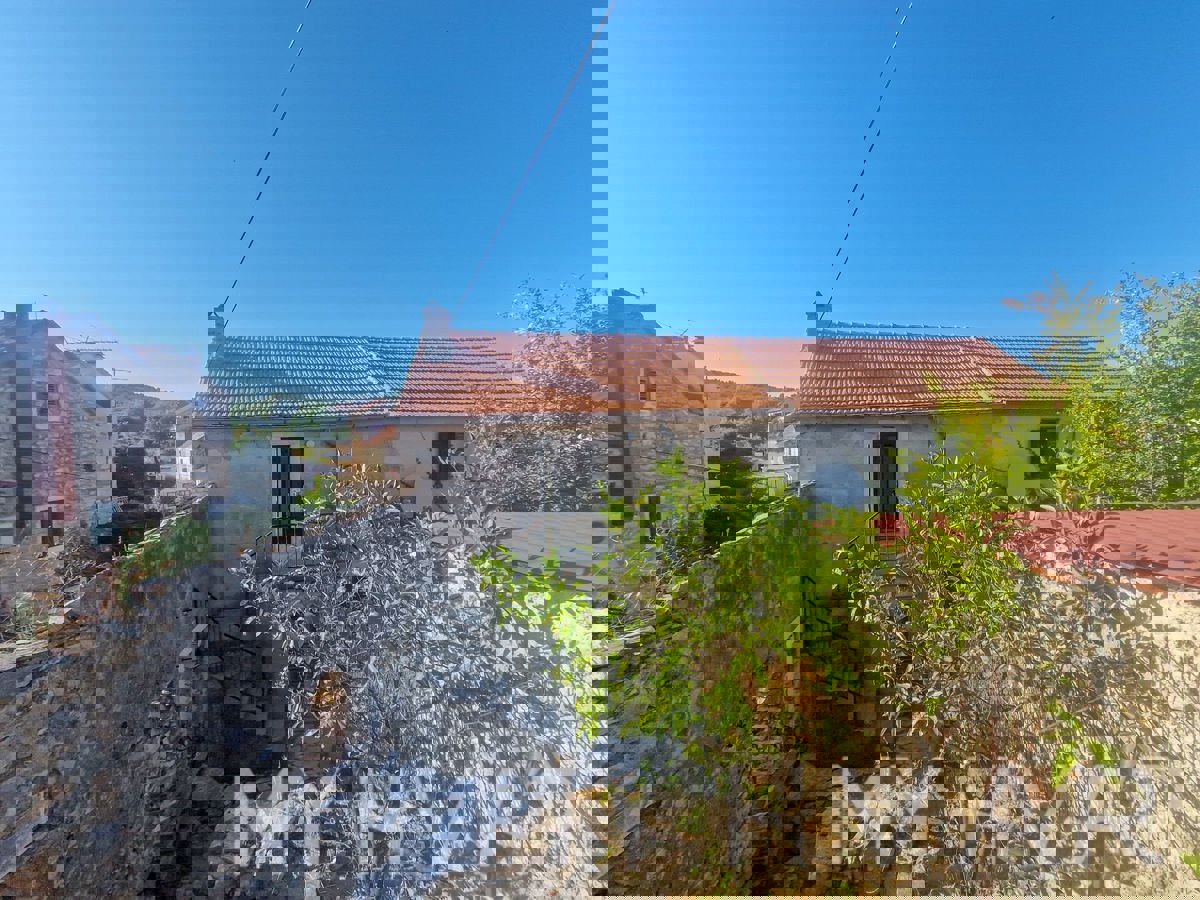 Casa in pietra sul mare nel centro di Vrboska