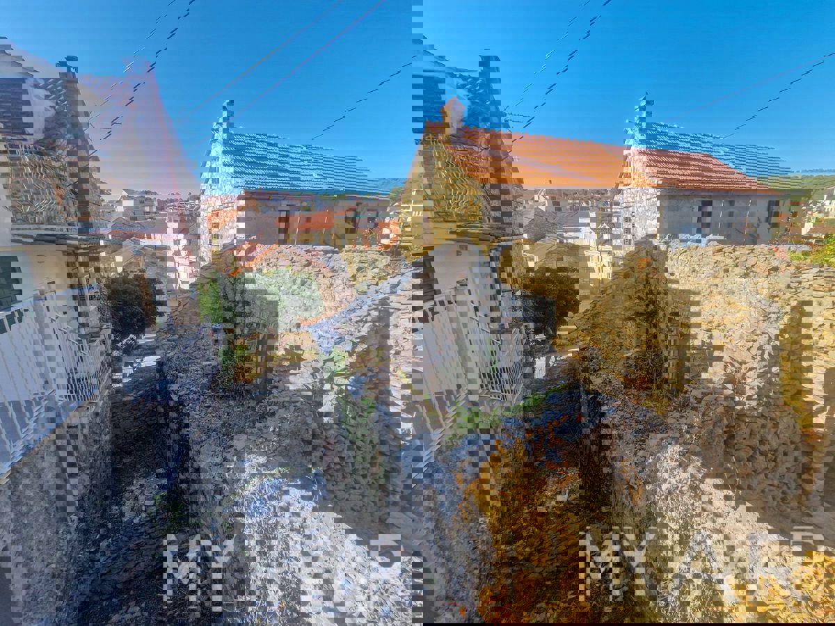 Casa in pietra sul mare nel centro di Vrboska