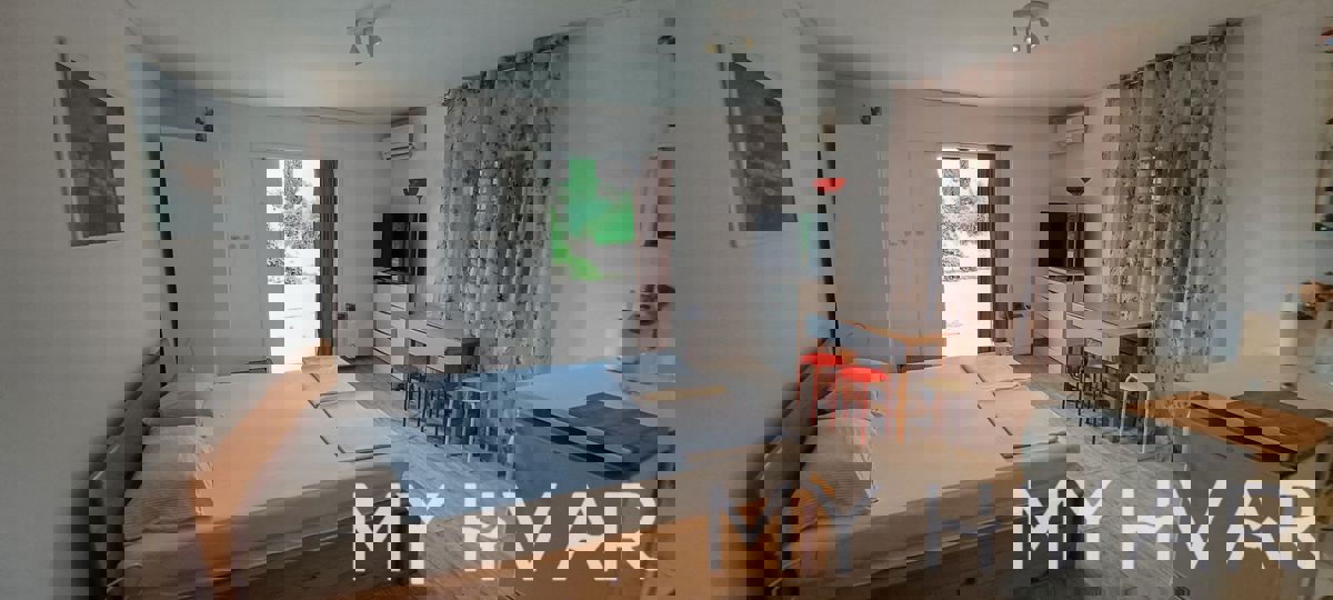 Casa con più appartamenti a Vrboska