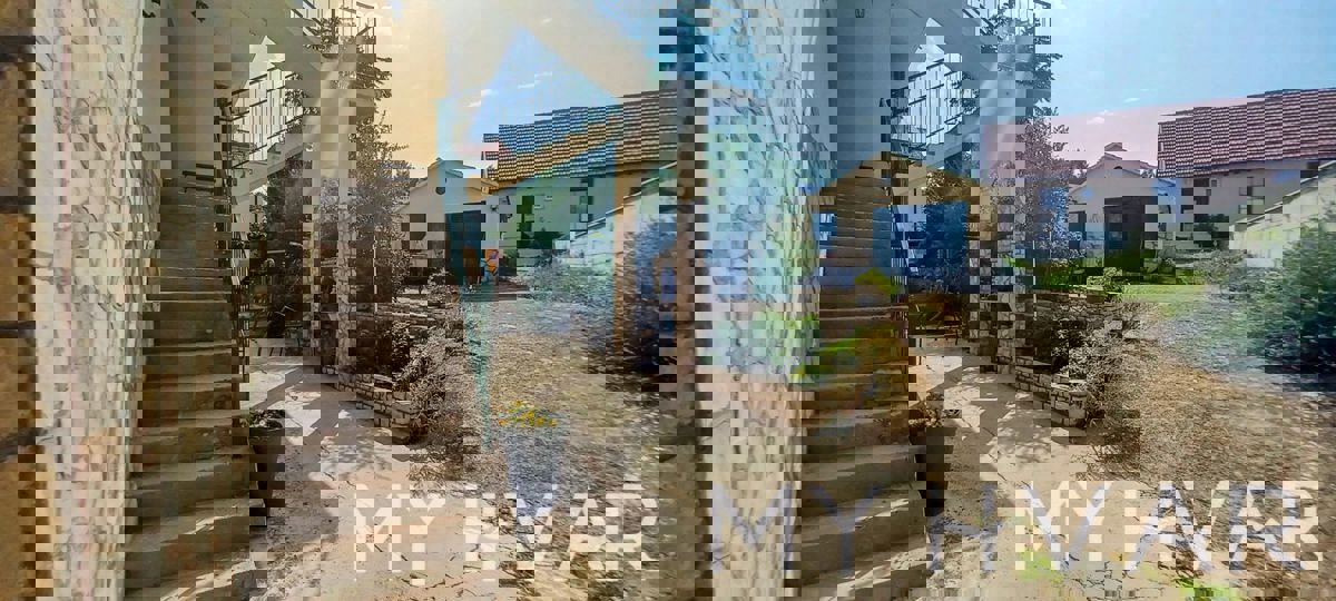 Casa con più appartamenti a Vrboska