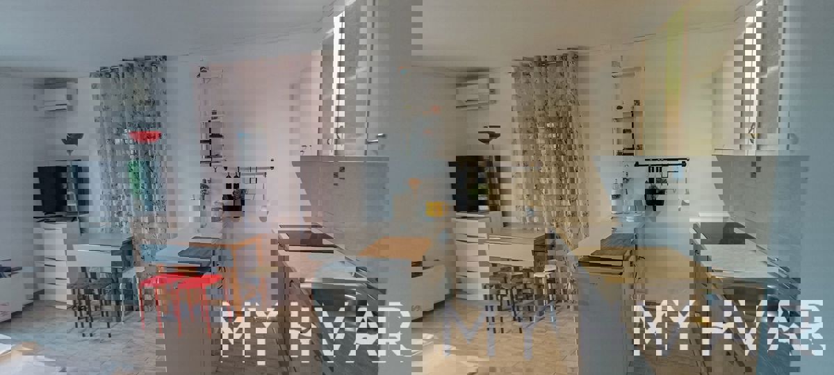 Casa con più appartamenti a Vrboska