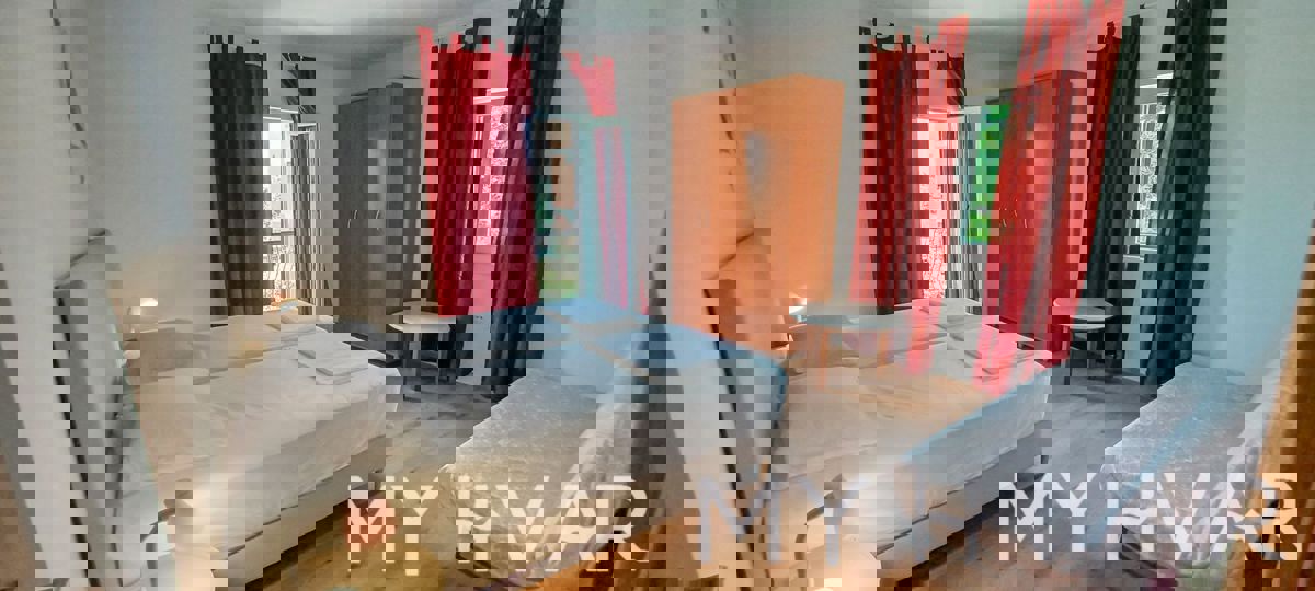 Casa con più appartamenti a Vrboska