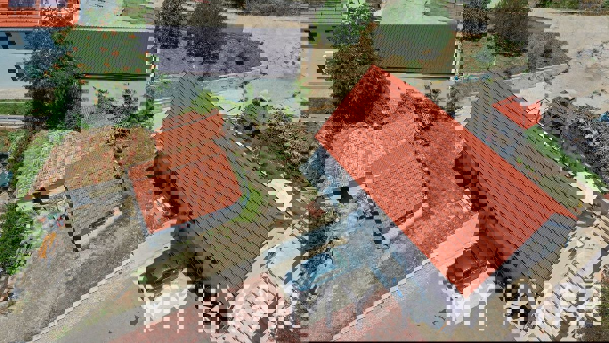 Casa con più appartamenti a Vrboska