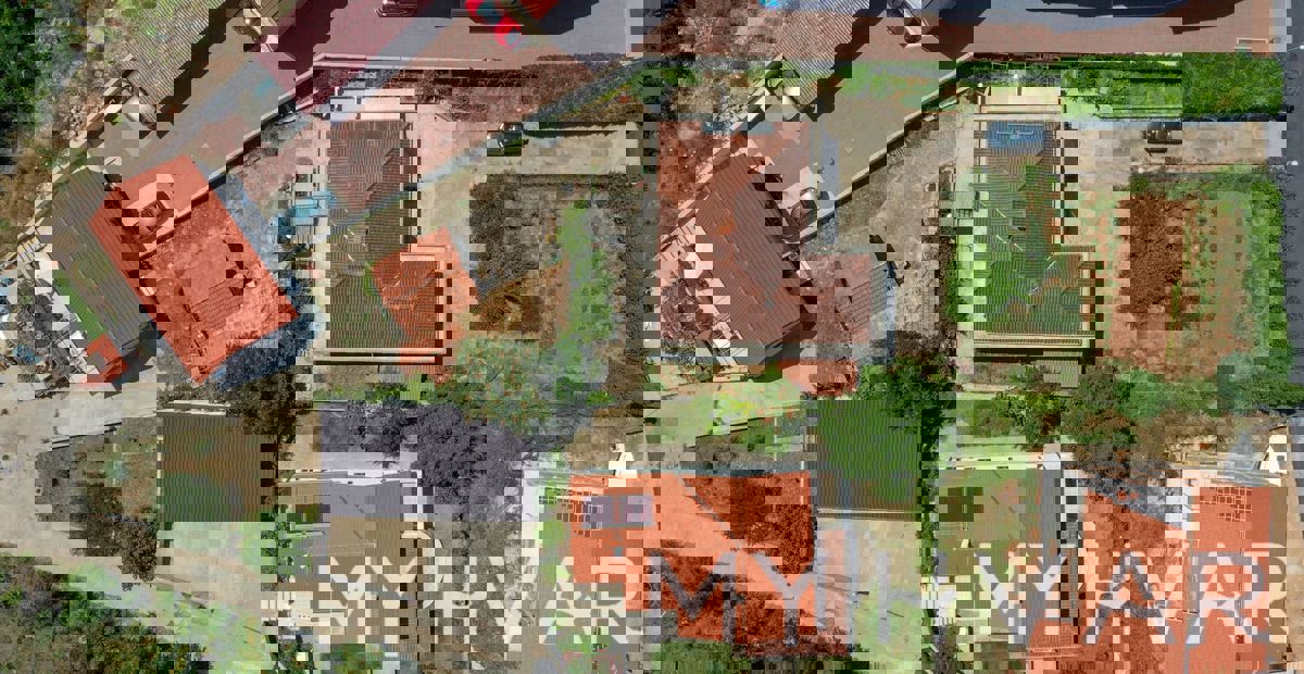 Casa con più appartamenti a Vrboska