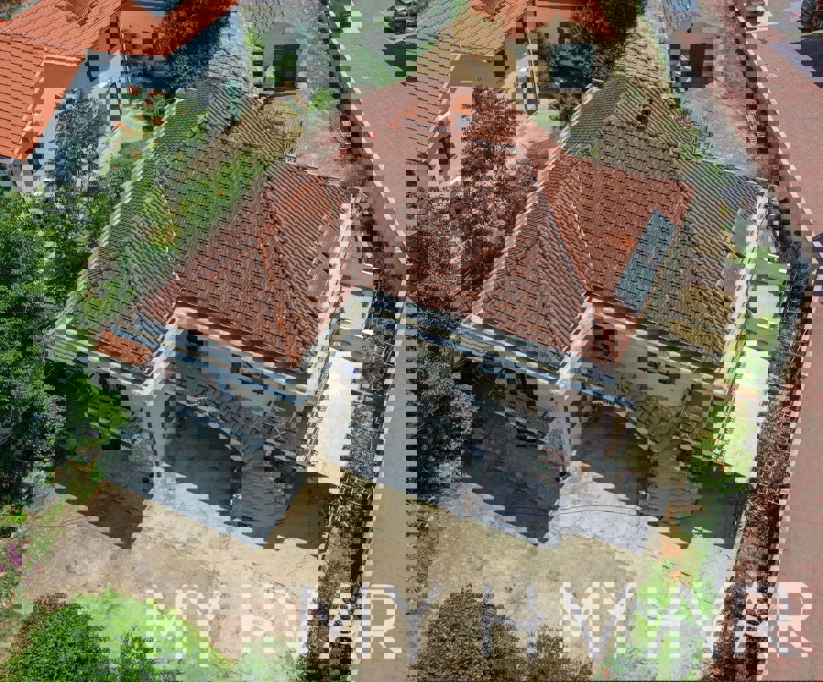 Casa con più appartamenti a Vrboska