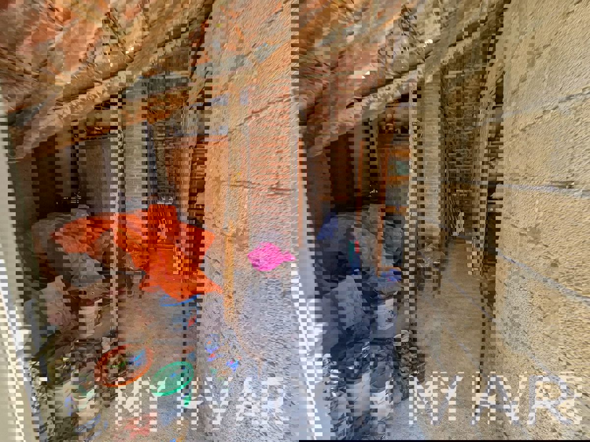 Casa con più appartamenti a Vrboska