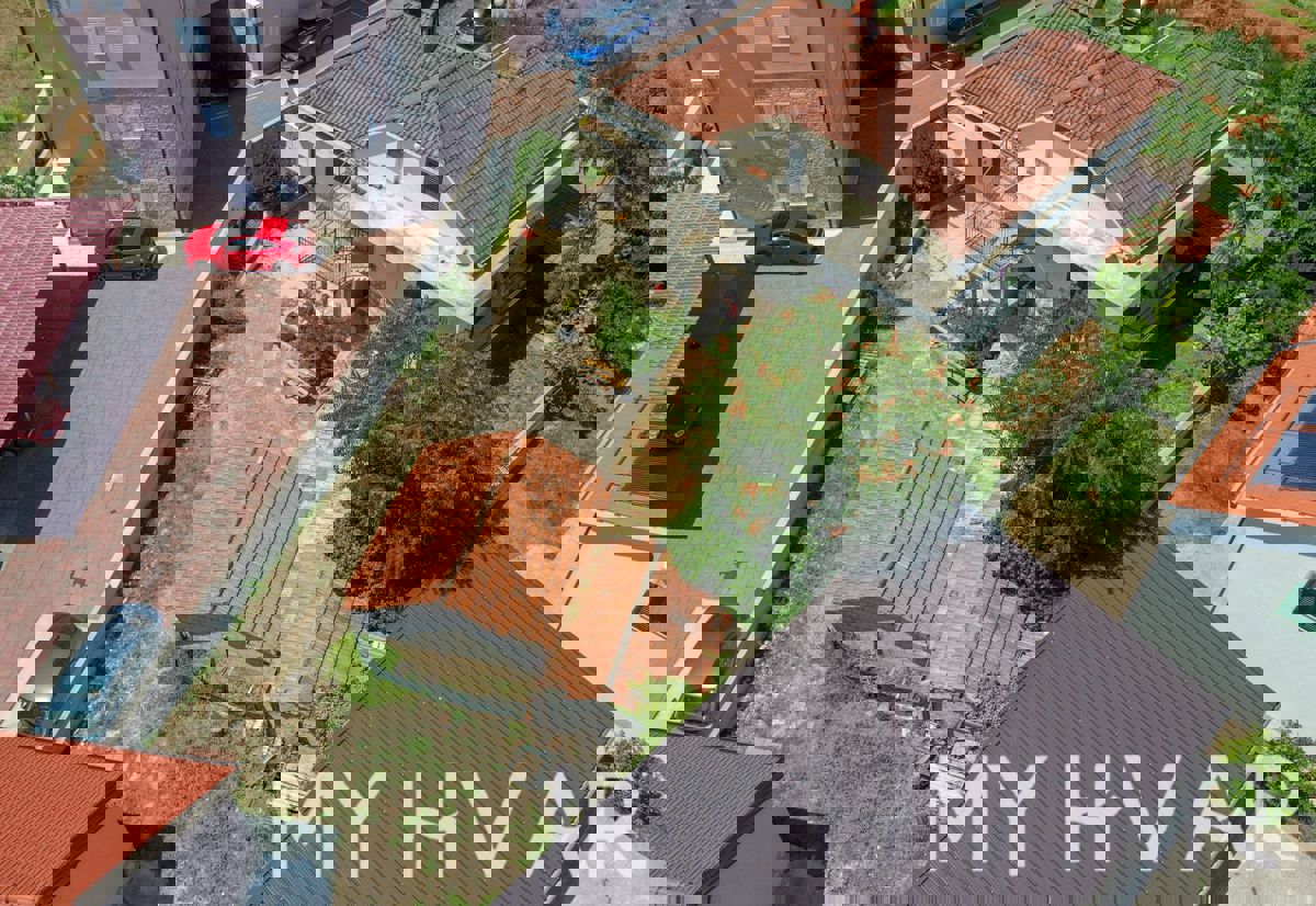 Casa con più appartamenti a Vrboska