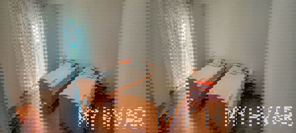 Casa con più appartamenti a Vrboska