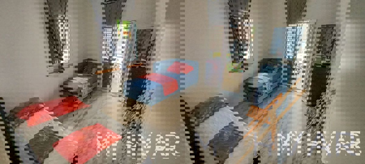 Casa con più appartamenti a Vrboska