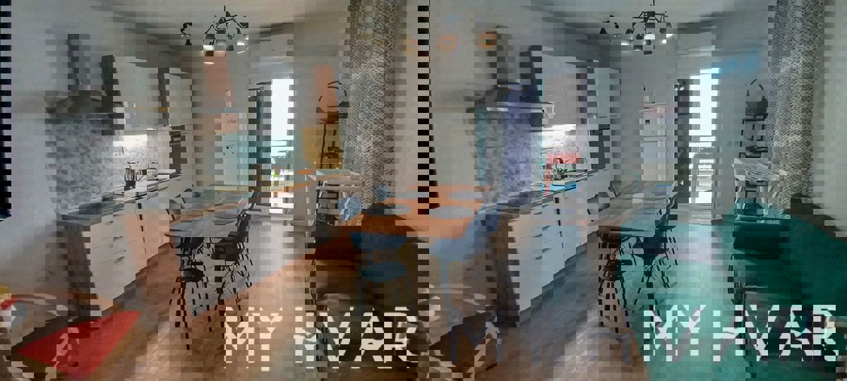 Casa con più appartamenti a Vrboska