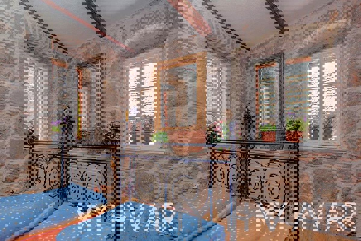 Casa in pietra ristrutturata a Pitve