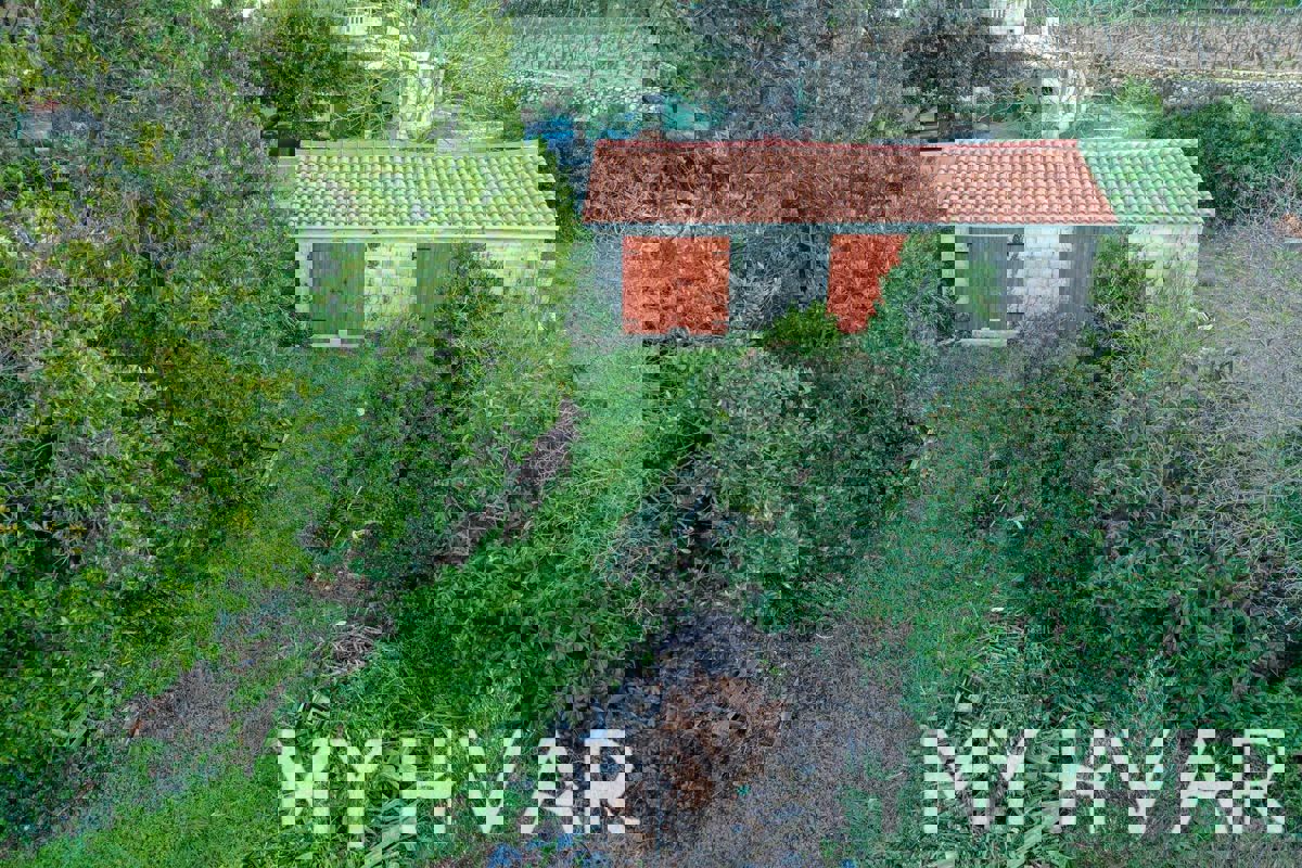 Terreno edificabile con progetto concettuale a Vrisnik