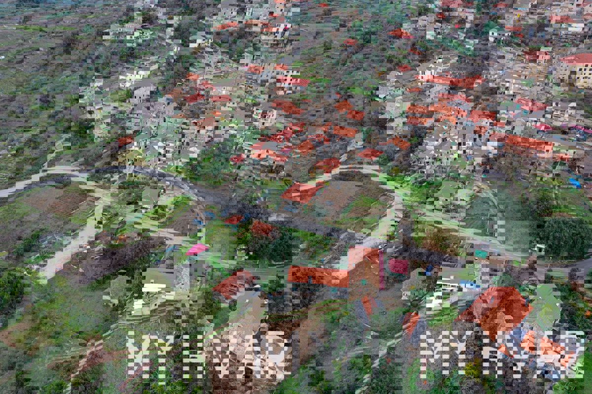 Terreno edificabile con progetto concettuale a Vrisnik