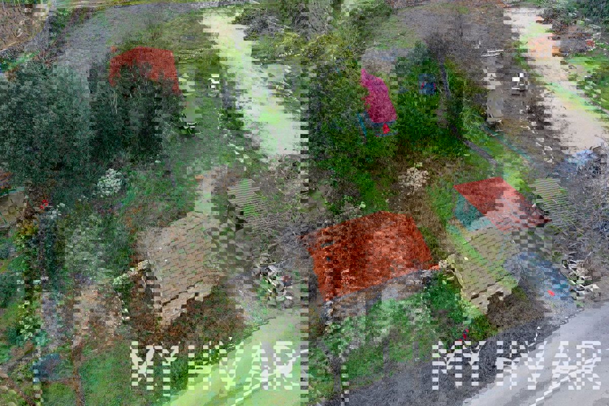 Terreno edificabile con progetto concettuale a Vrisnik