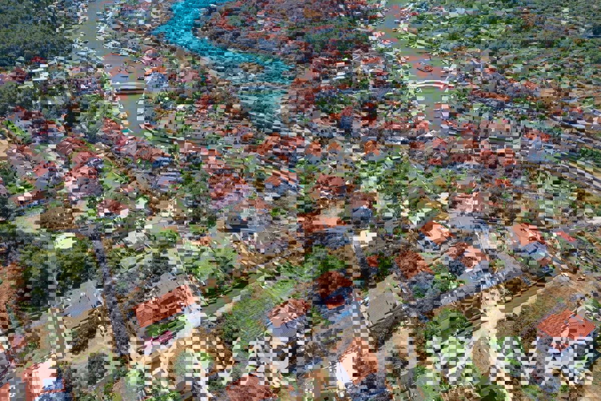 Terreno edificabile a Vrboska vicino al porto