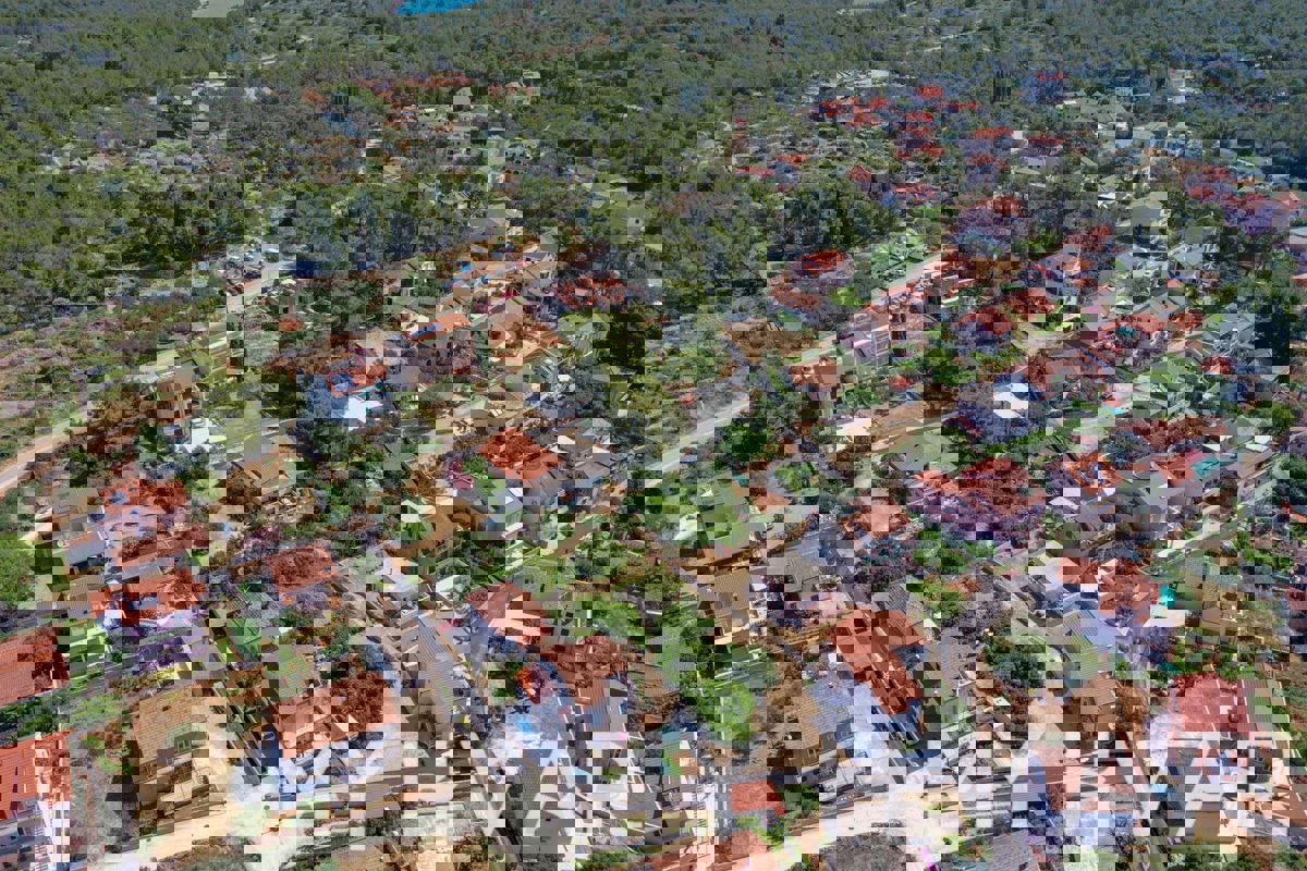 Terreno edificabile a Vrboska vicino al porto