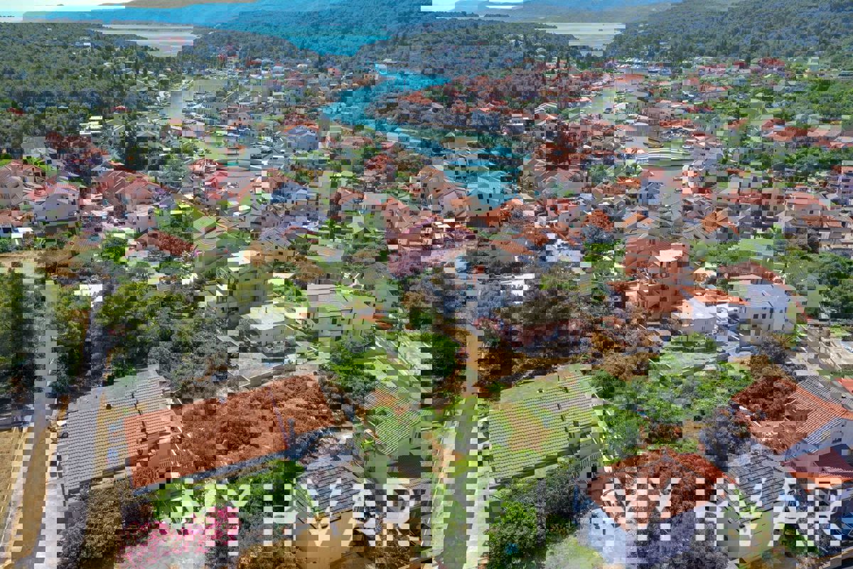 Terreno edificabile a Vrboska vicino al porto