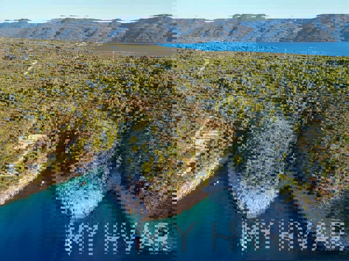 Terreno agricolo direttamente sul mare vicino a Rudine