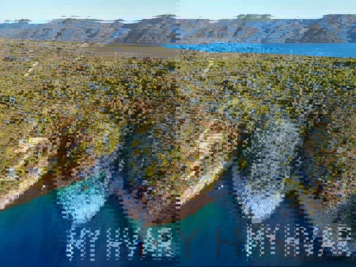 Terreno agricolo direttamente sul mare vicino a Rudine