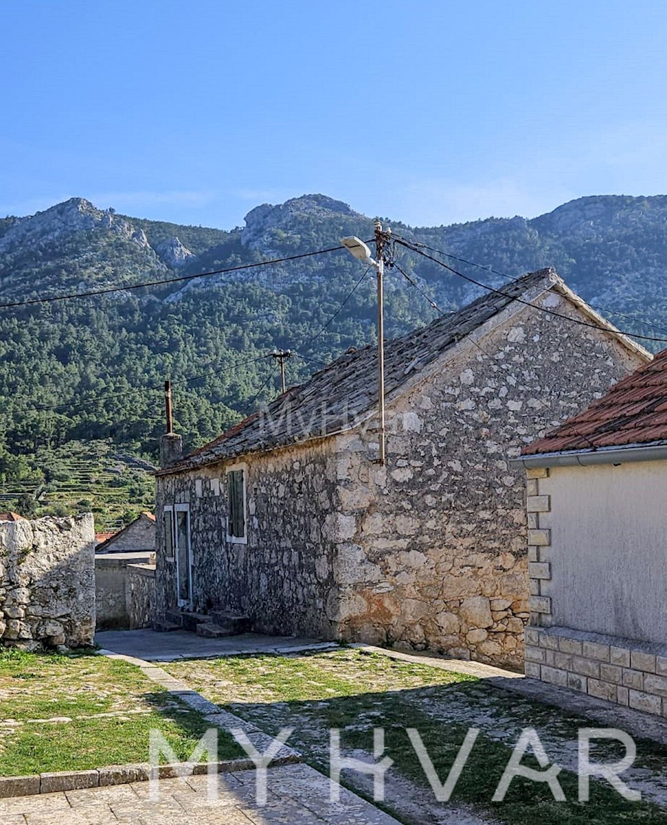 Casa in pietra a Vrisnik