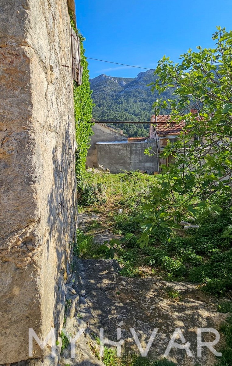 Casa in pietra a Vrisnik