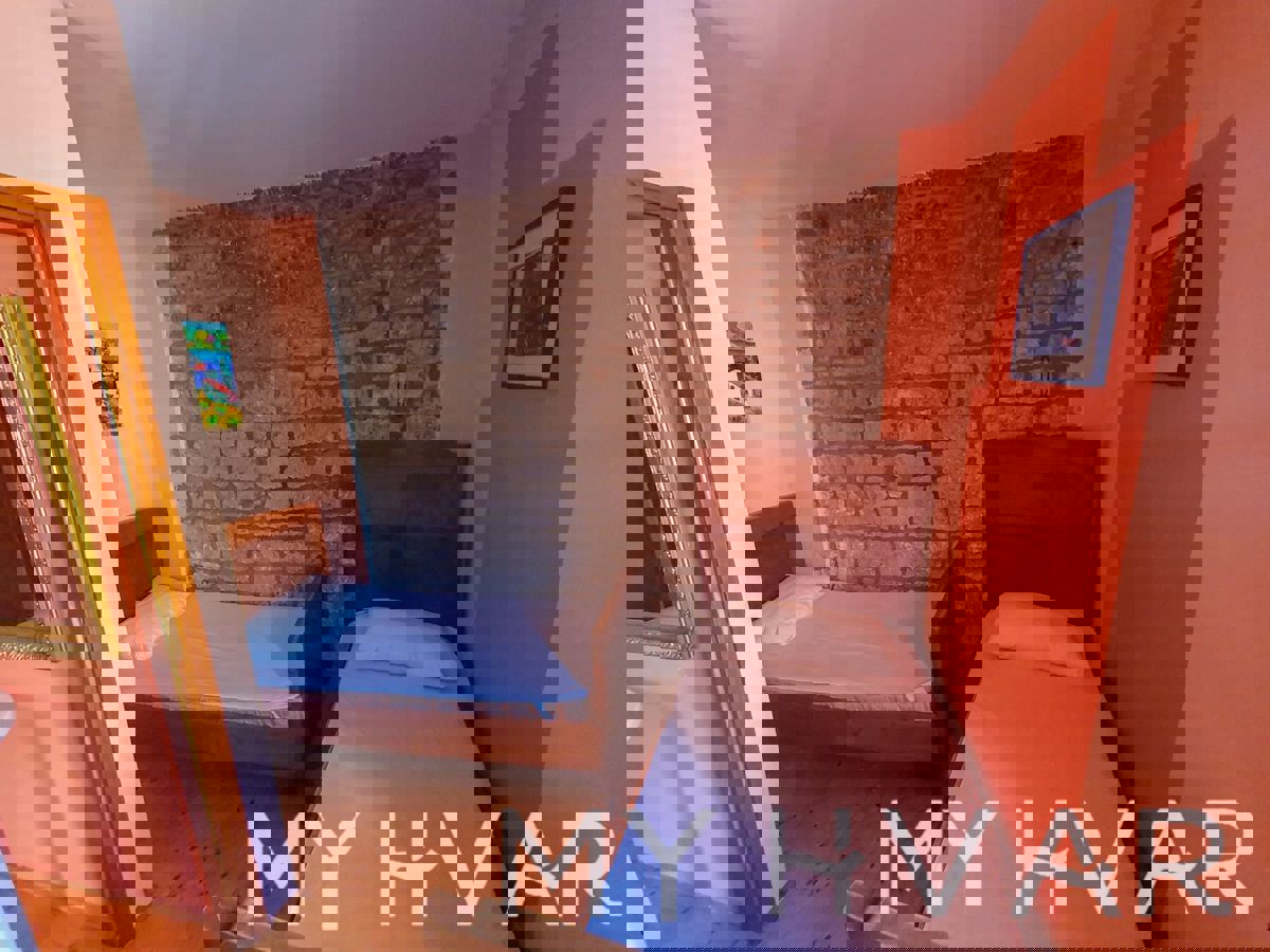 Casa in pietra a Vrboska