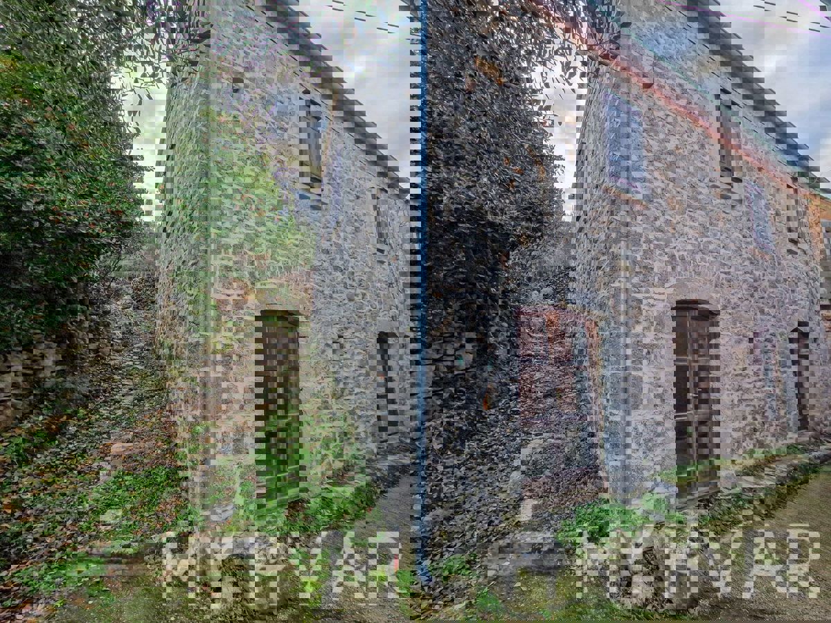 Casa in pietra con terreno edificabile a Dol