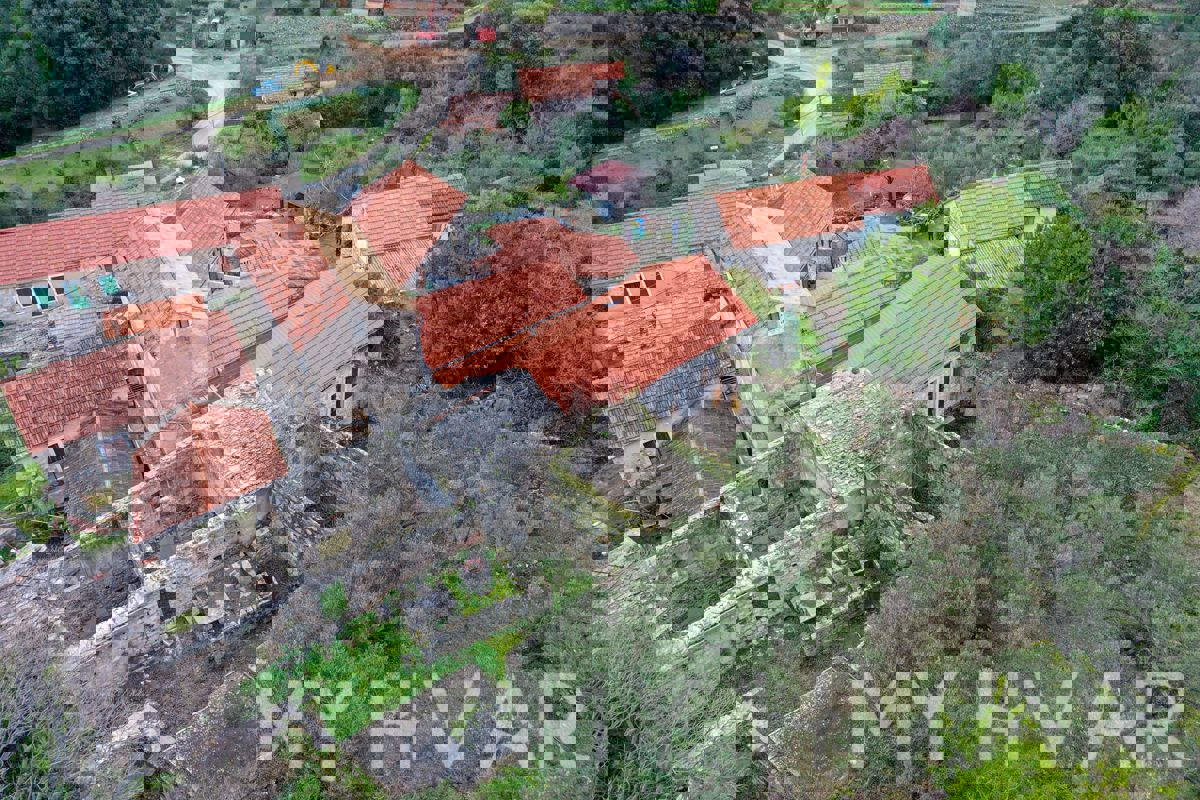 Casa in pietra con terreno edificabile a Dol