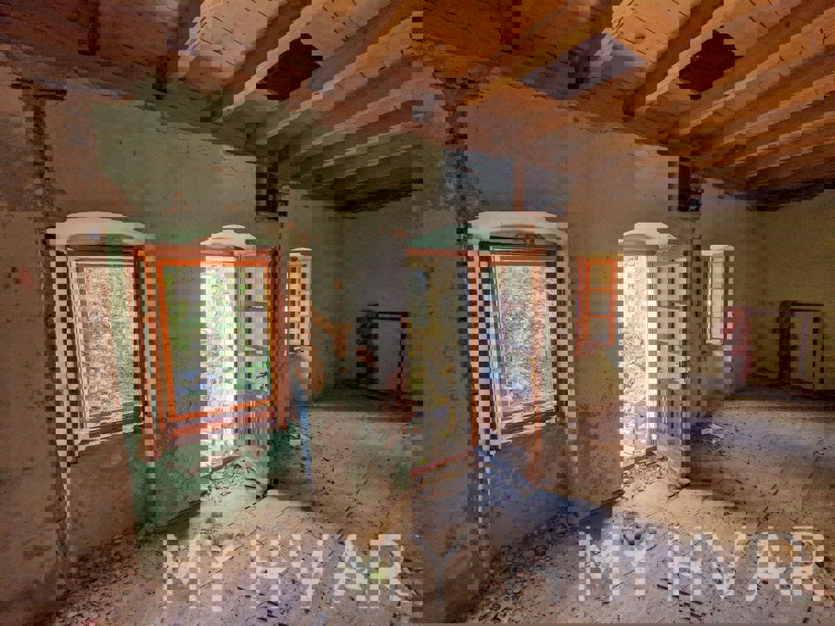 Casa in pietra con terreno edificabile a Dol