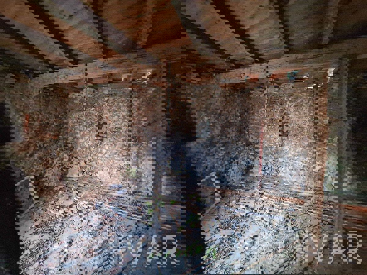 Casa in pietra con terreno edificabile a Dol