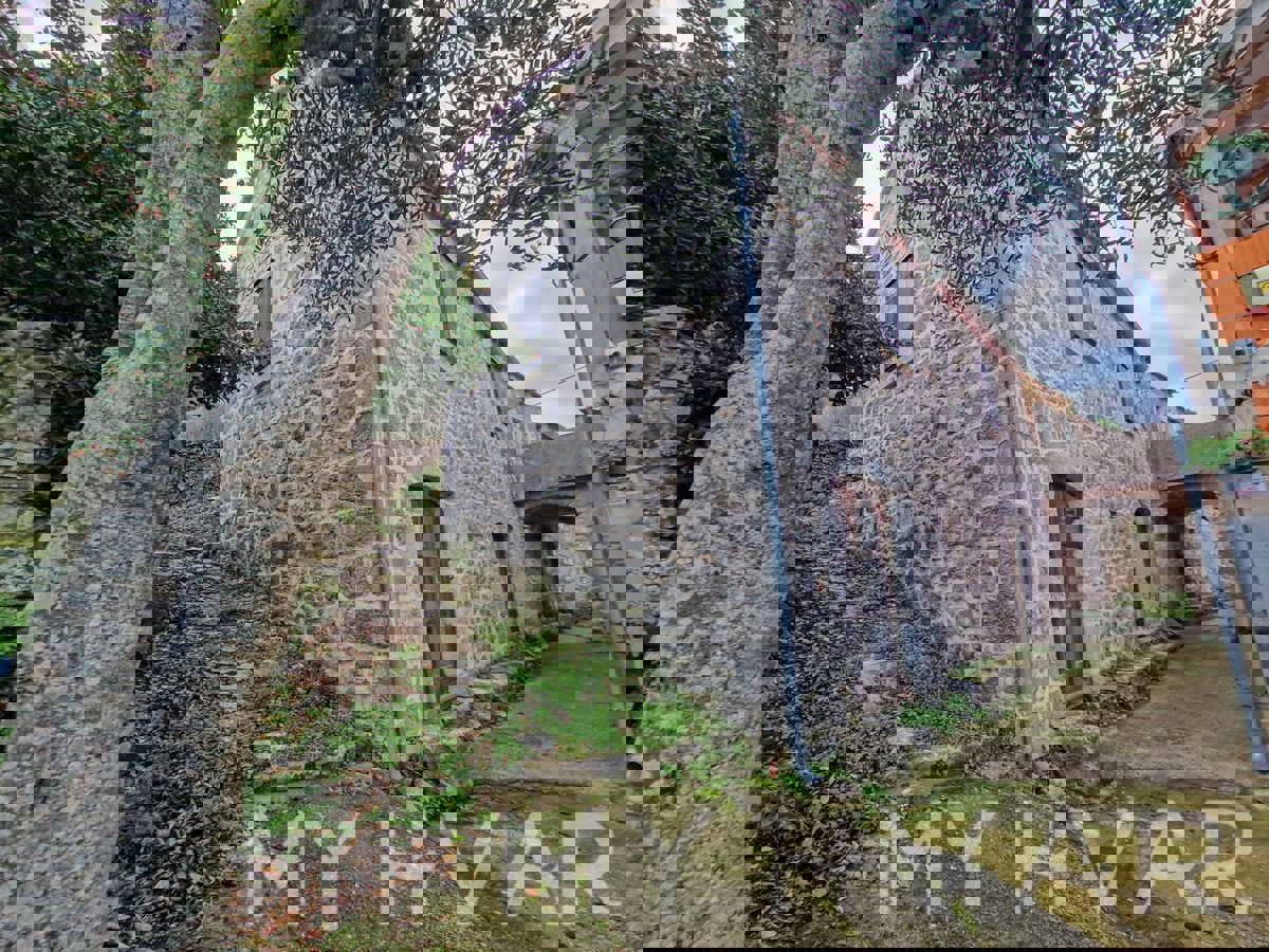 Casa in pietra con terreno edificabile a Dol