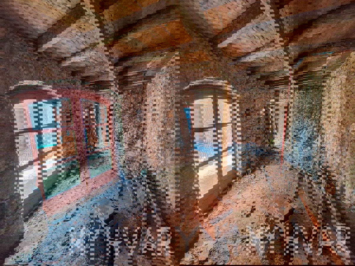 Casa in pietra con terreno edificabile a Dol