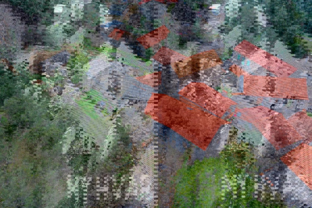 Casa in pietra con terreno edificabile a Dol