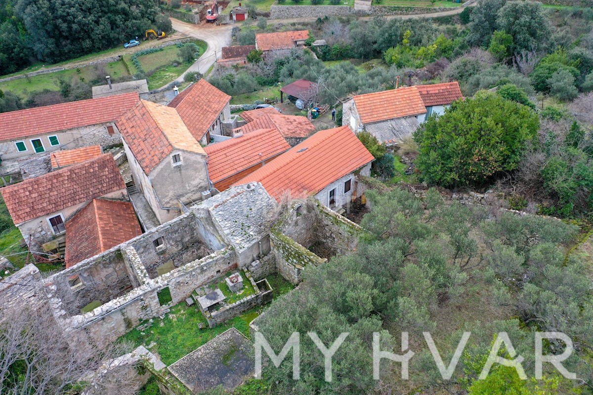 Casa in pietra con terreno edificabile a Dol