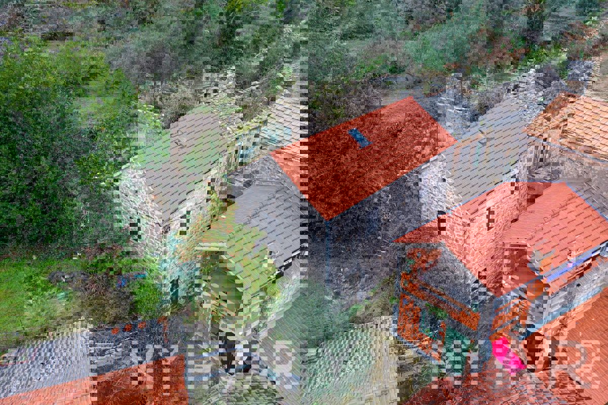 Casa in pietra con terreno edificabile a Dol