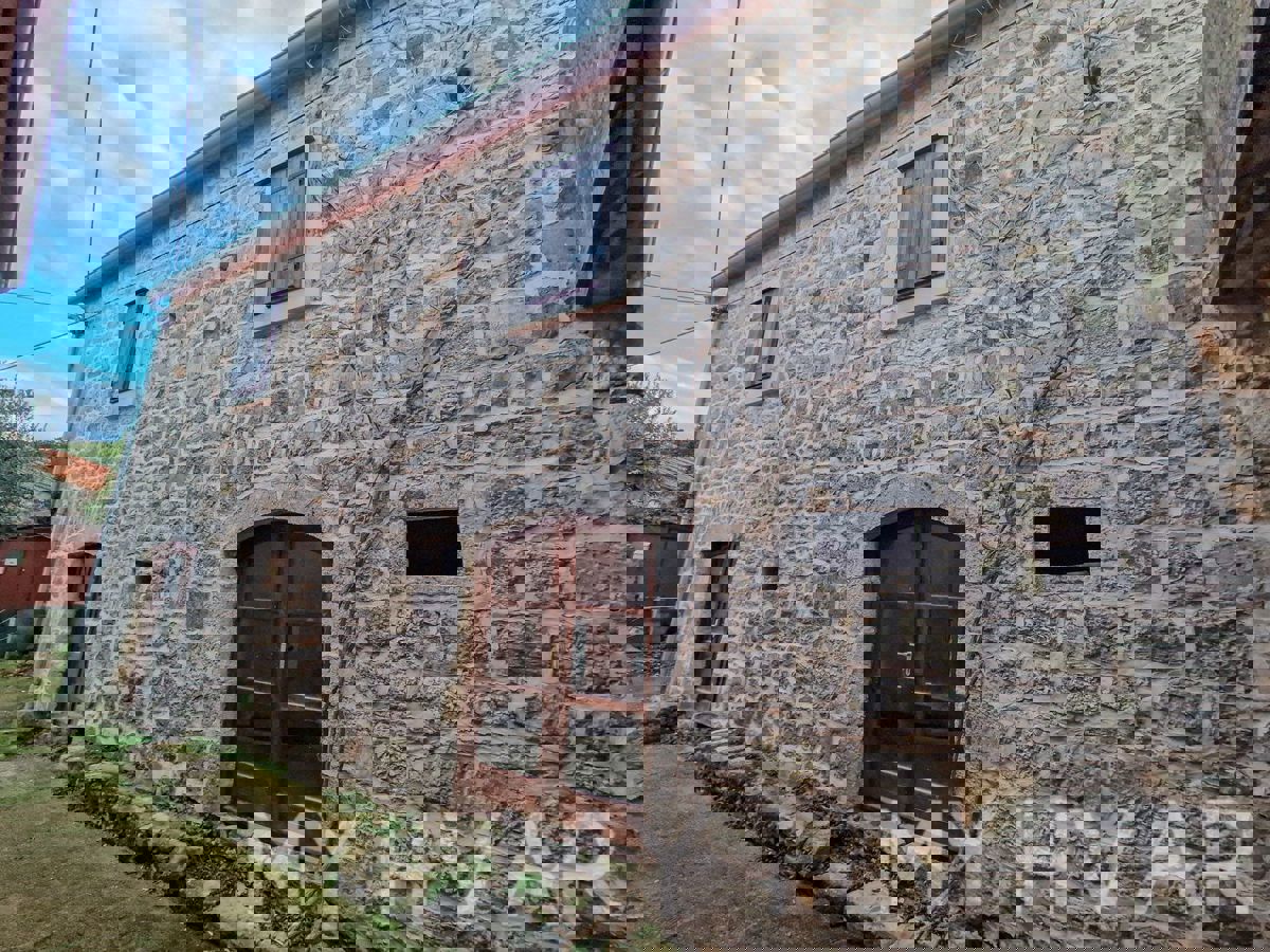 Casa in pietra con terreno edificabile a Dol